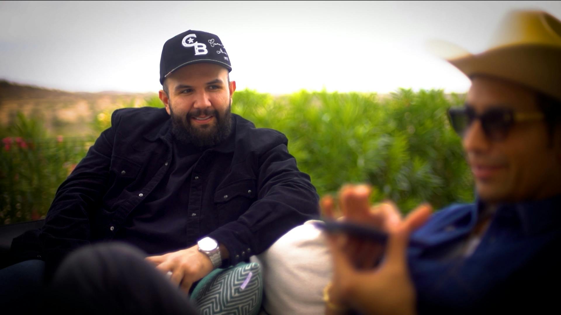 ¡Exclusiva! Carín León reveló secretos de composición y envió ‘improvisados’ saludos