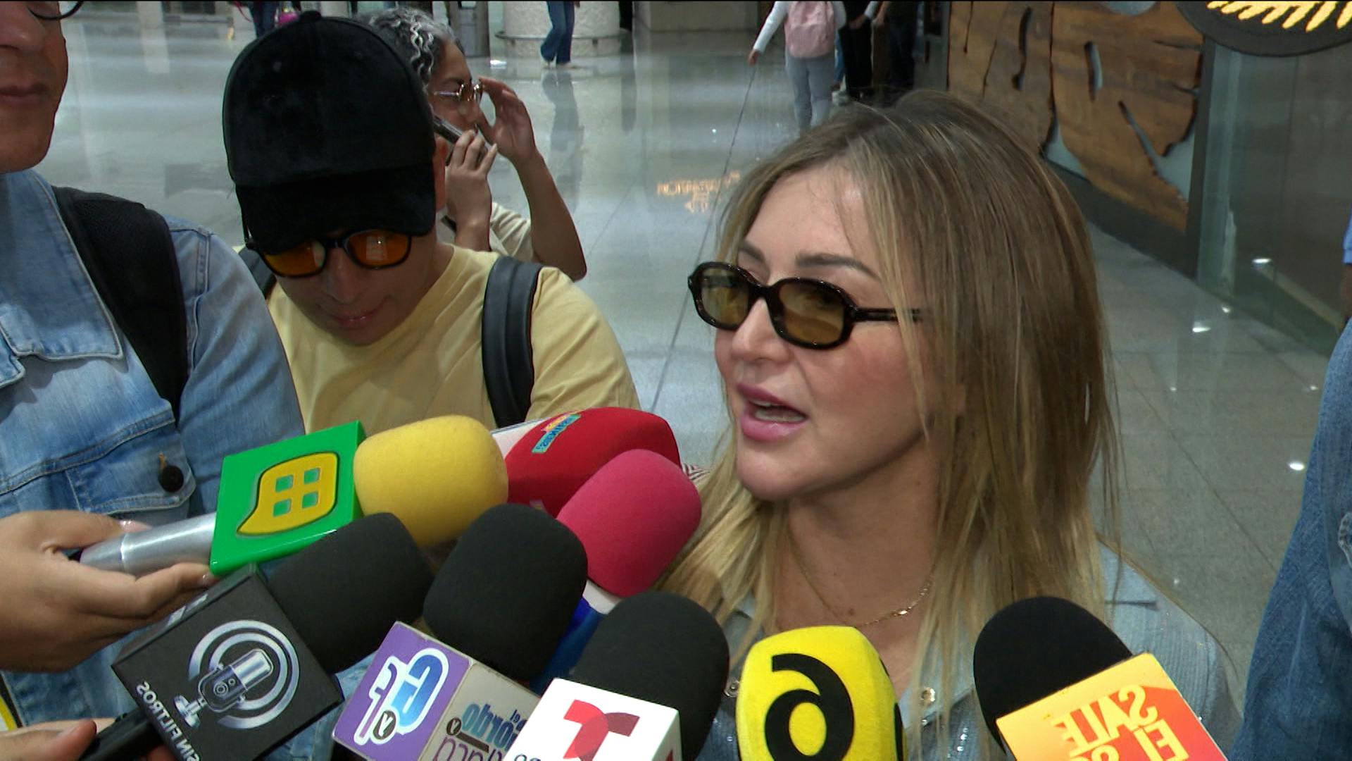 ¿Por la iglesia y todo lo demás? Alicia Villarreal y su pareja reaccionan a planes de boda de hijos