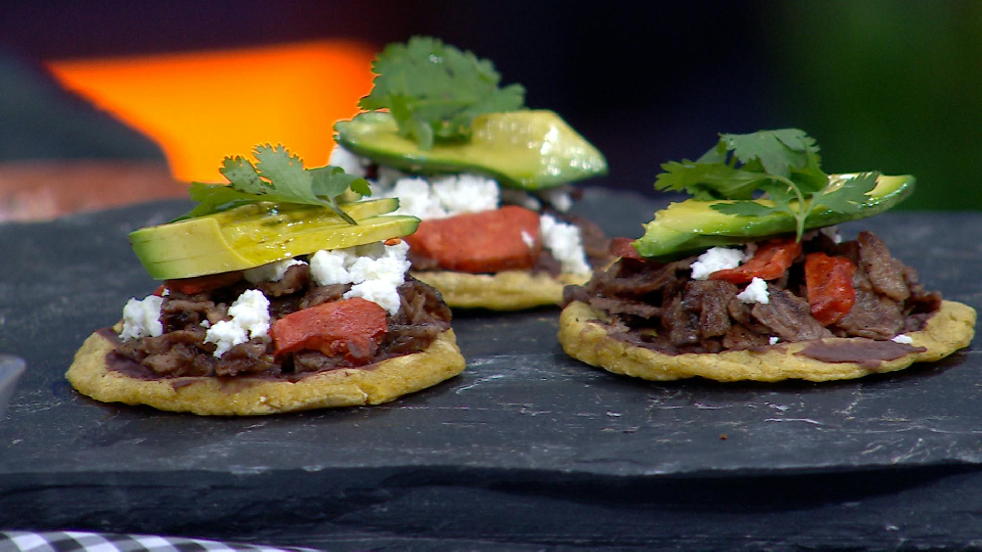 Sopes con cortes de carne para deleitar en un fin de semana parrillero