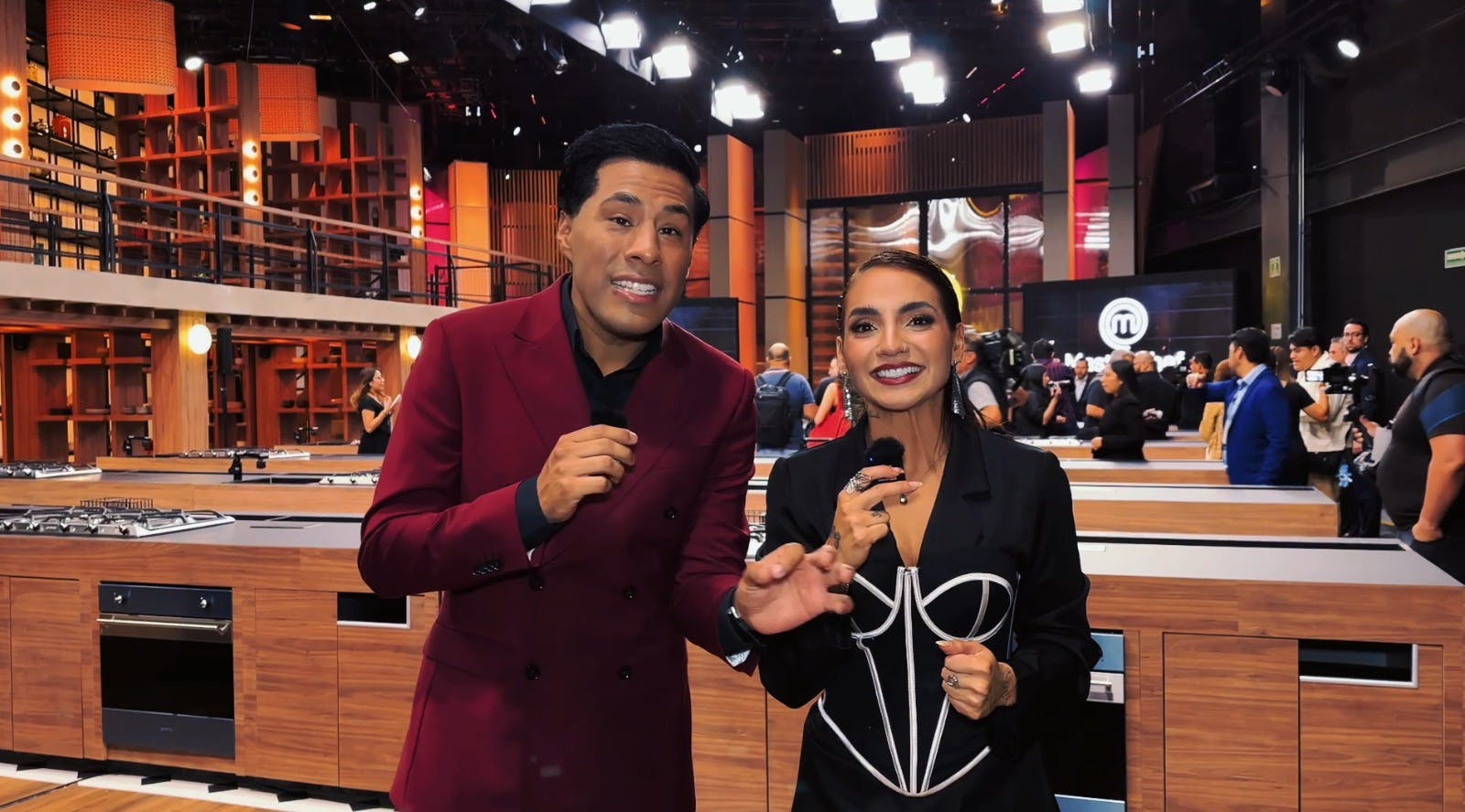 Checa el detrás de cámaras de la conferencia de prensa de MasterChef 24/7 con Leslie Gallardo y Antonio Betancourt (VIDEO)