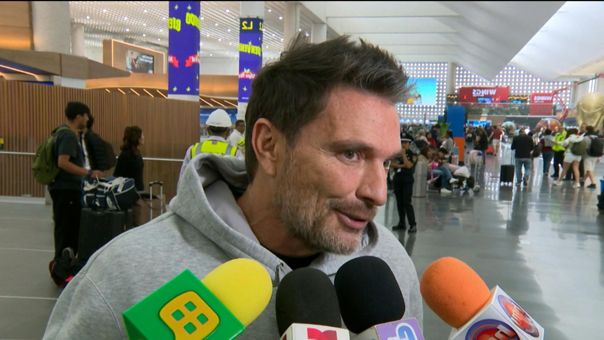 Julián Gil reacciona a la polémica fotografía con Marjorie de Sousa creada con IA