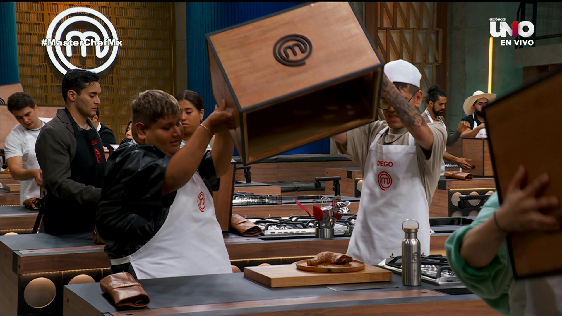 La Caja Misteriosa pone a temblar la cocina de MasterChefMx 24/7 con un reto de mole desde cero