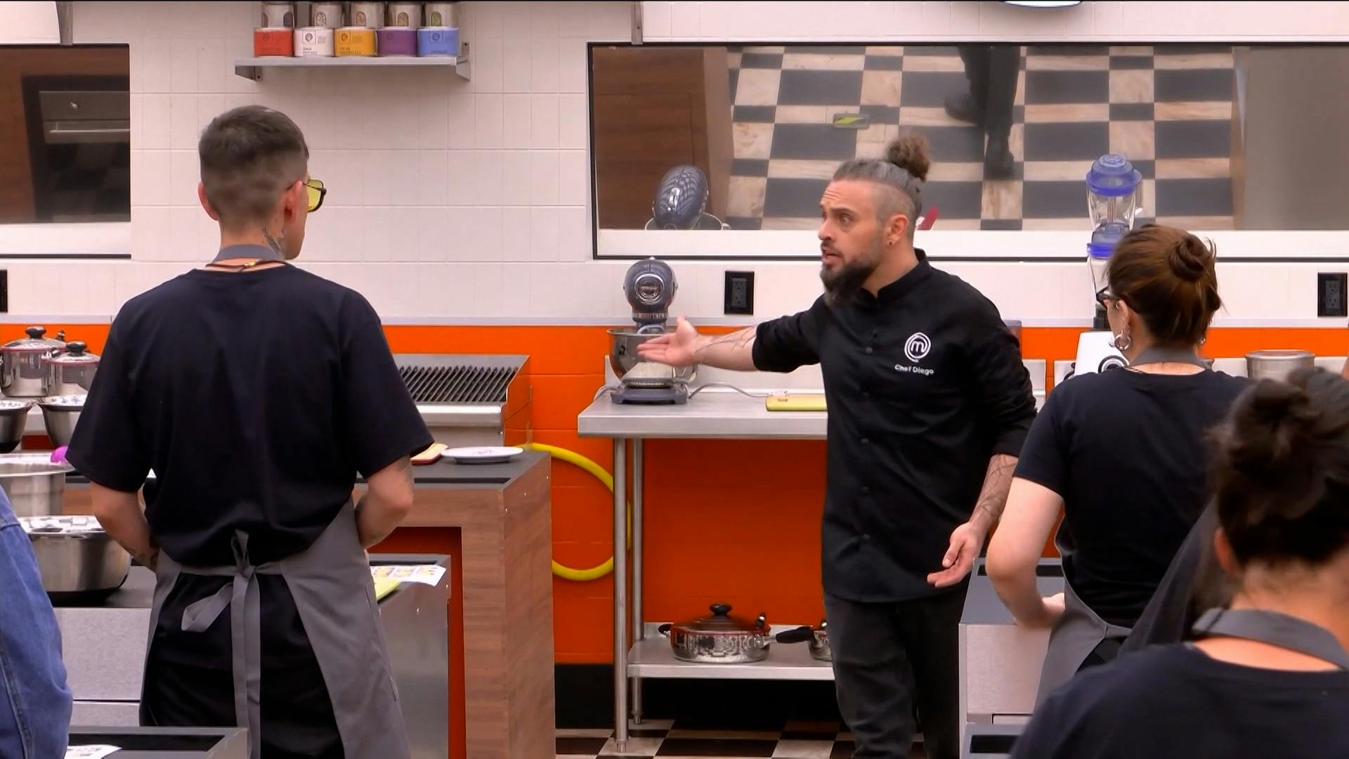 ¡¿Expulsión?! El chef Poncho Cadena lanzó una fuerte advertencia en la semana de estreno de MasterChef 24/7