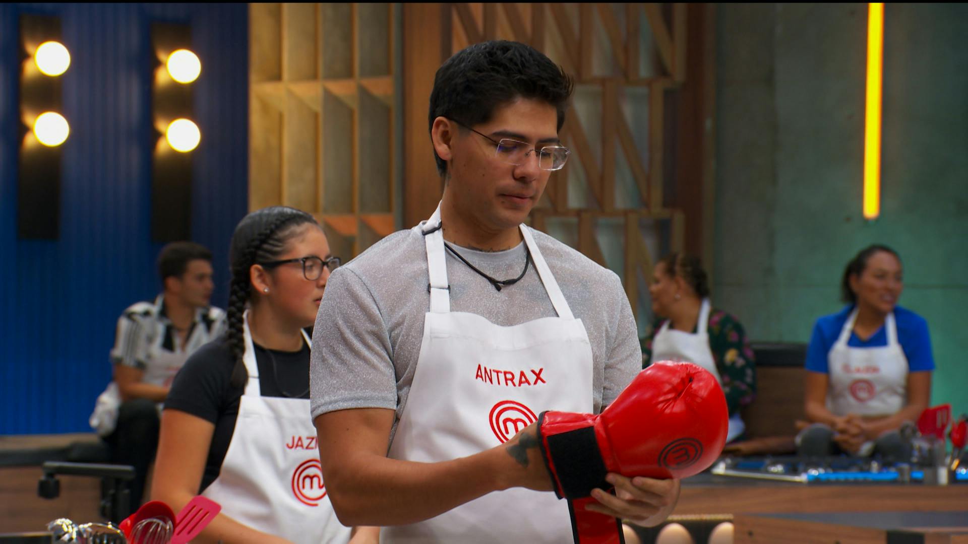 ¡Castigo extremo en MasterChef 24/7! Antrax y Arturo cocinarán con guantes