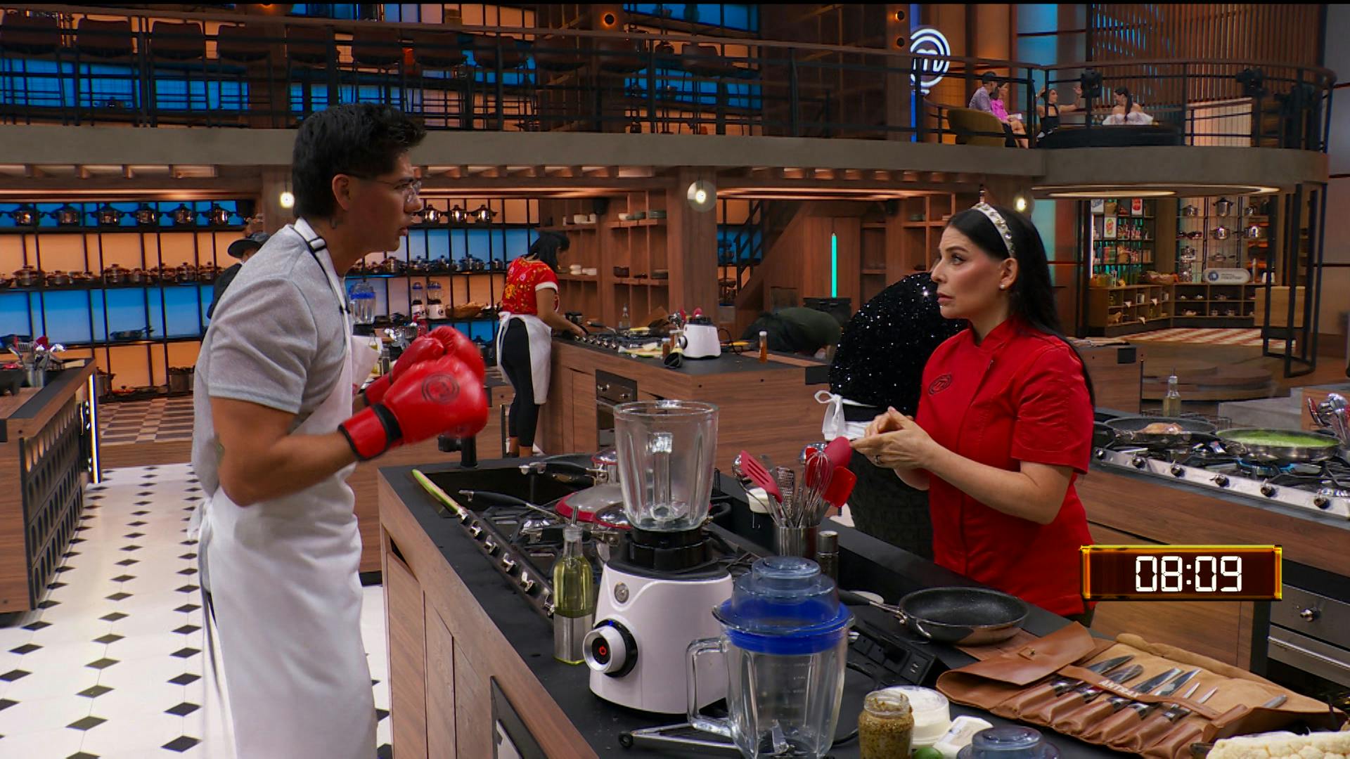 Los chefs reconocen el esfuerzo de cocinar con guantes de box en MasterChef 24/7 
