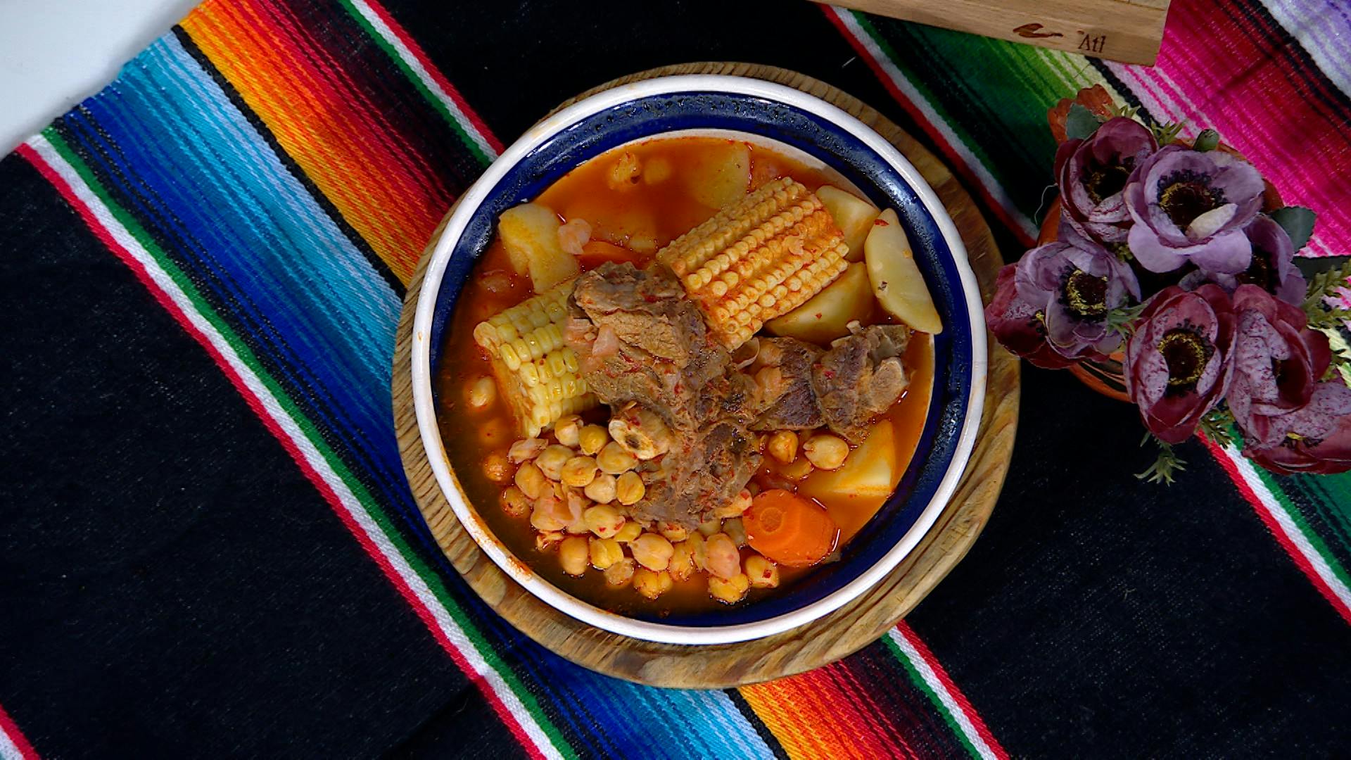 ¡Consiente a tu familia con un caldo de costilla con garbanzo! Ingredientes y receta paso a paso