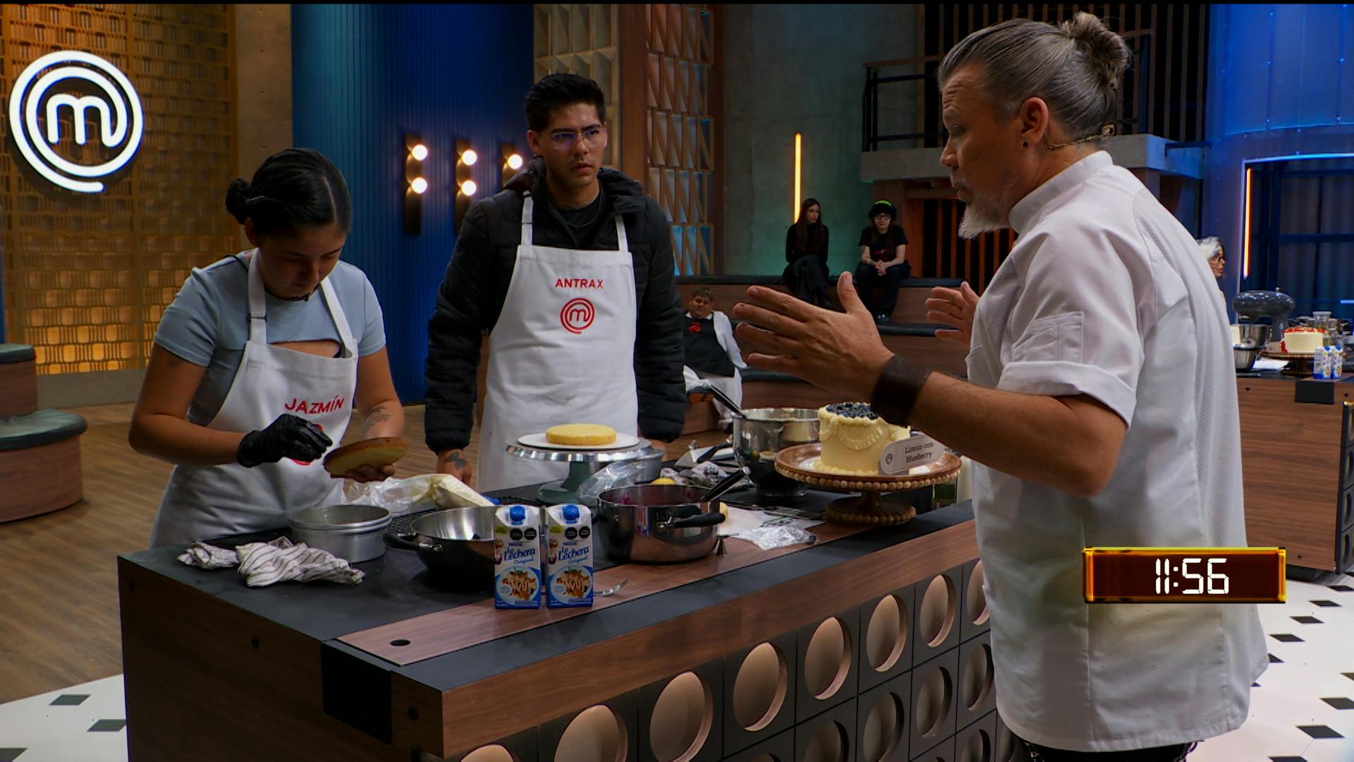 Los Chefs guían a los cocineros en el reto de pasteles de MasterChef 24/7