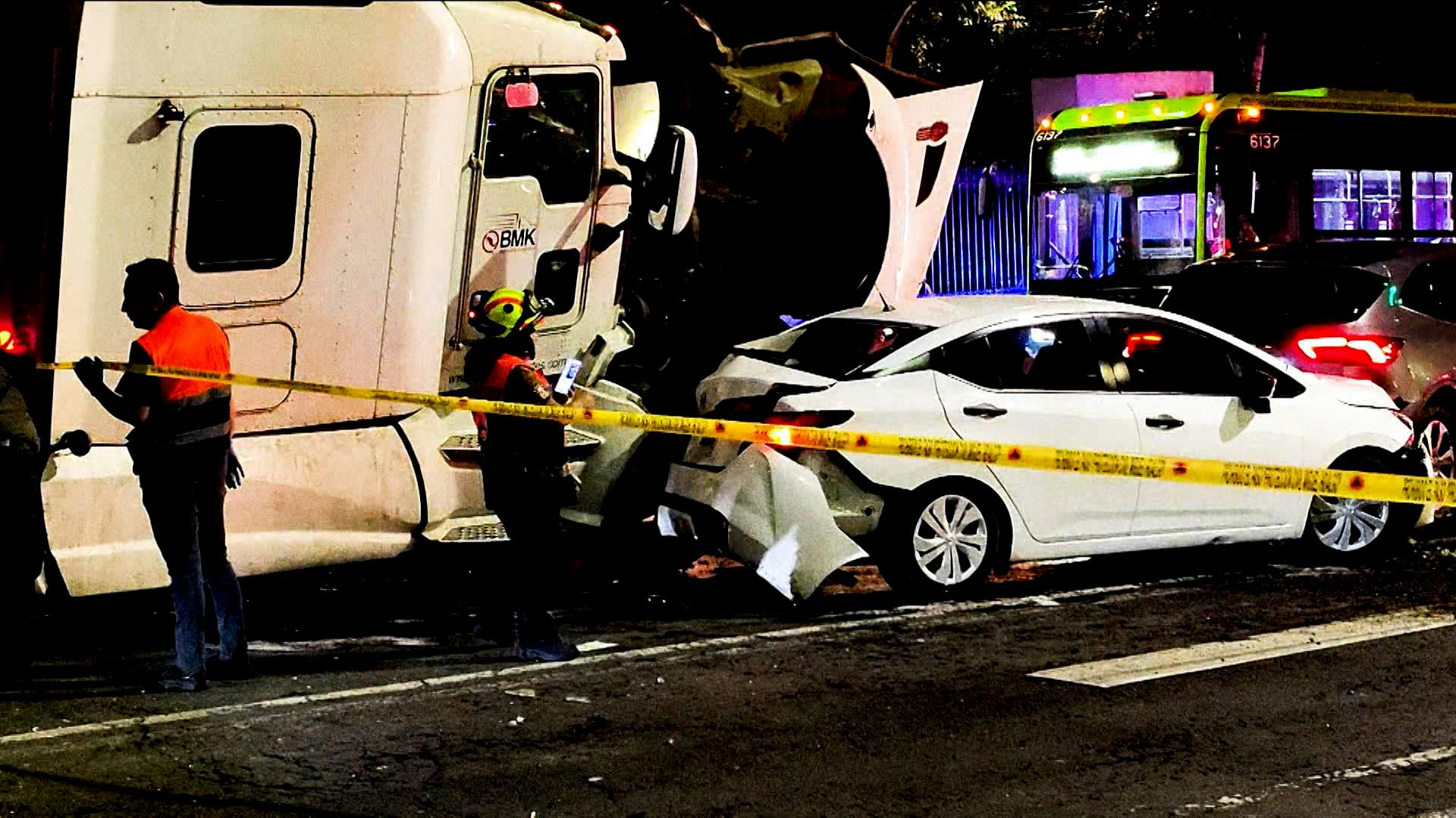 Dos camiones se quedan sin frenos y chocan en la CDMX