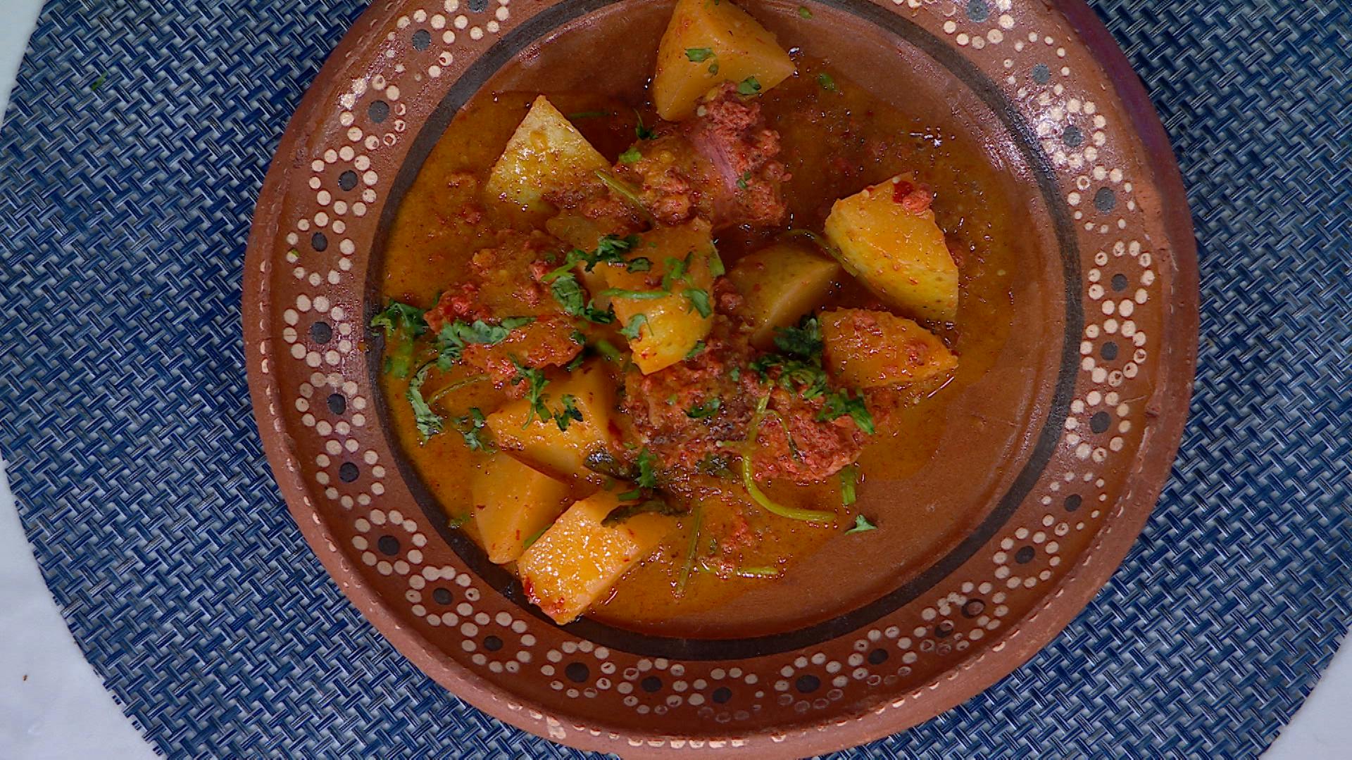 ¿Cómo preparar longaniza con papas en salsa morita? ¡Ingredientes y receta paso a paso!