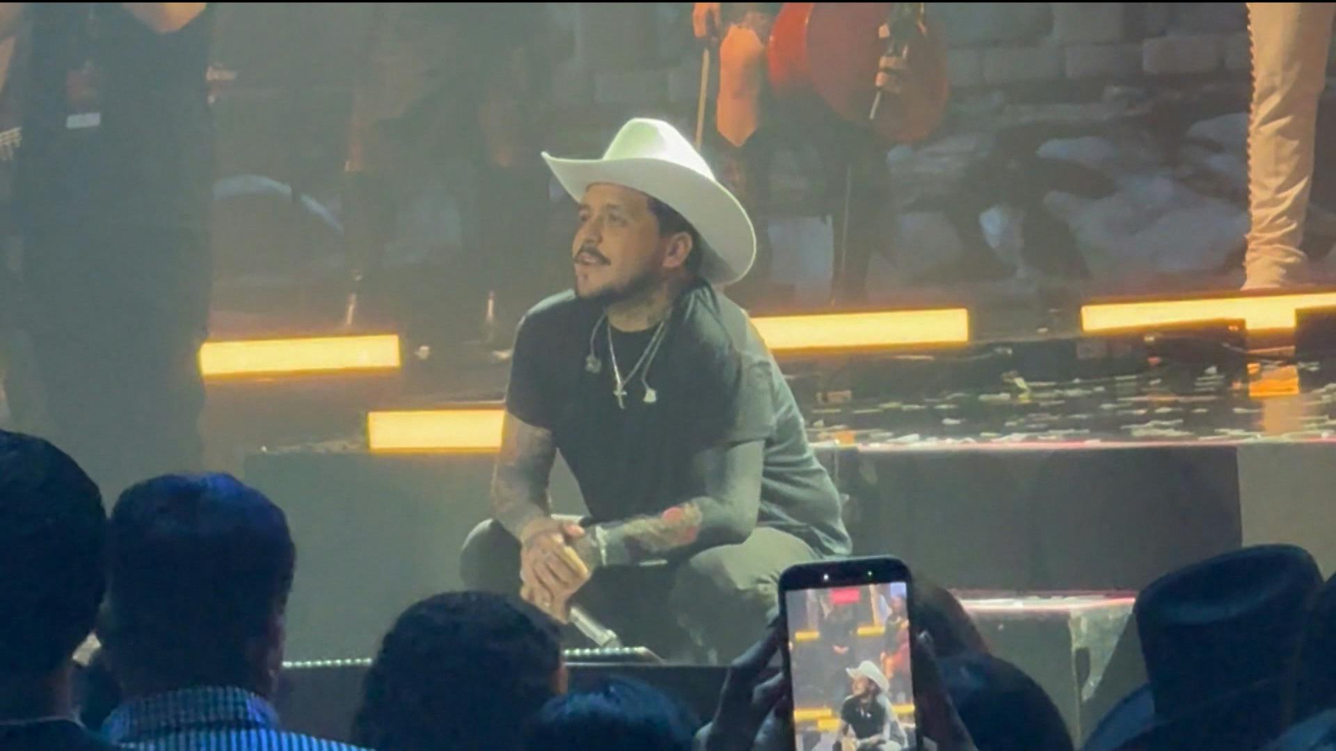 Christian Nodal se presentó en Guadalajara sin la presencia de sus padres 