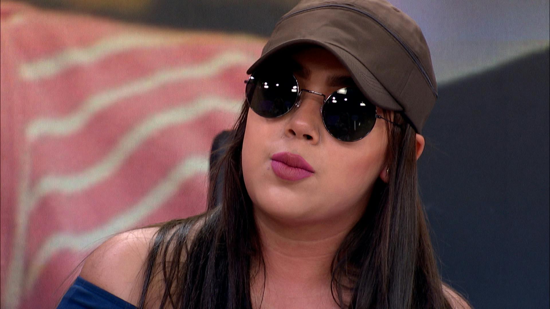 ¡Que la traten como reina! A Nicole le gustan mayores y no quiere que su abuela opine