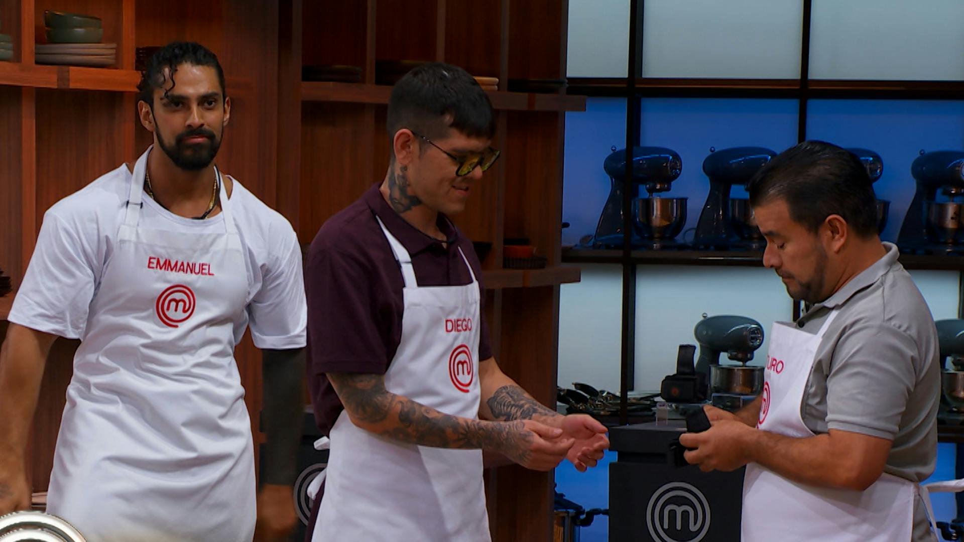 Arturo impone el reto más complicado con esposas en MasterChef 24/7