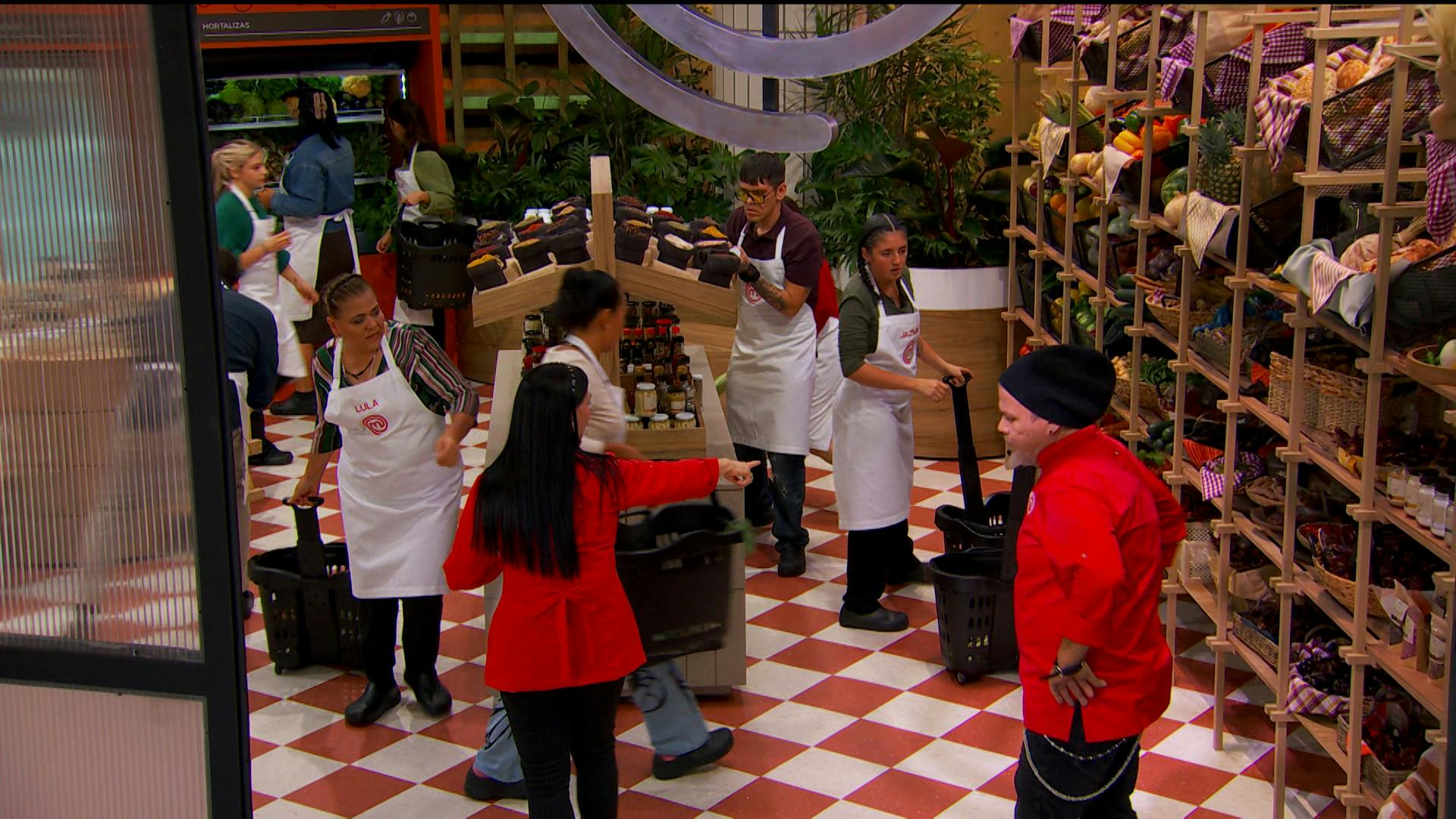  Comienza el reto del primer grupo en MasterChef 24/7 con intensa carrera al mercado