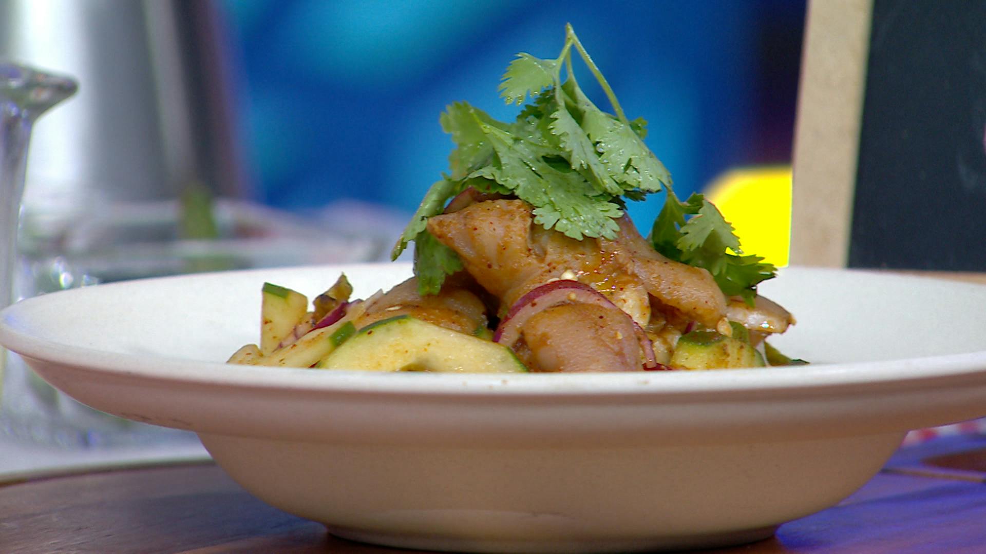 Aprende a preparar aguachile de manitas de puerco; un platillo fresco y delicioso, ideal para esta temporada. ¡Ingredientes y receta paso a paso!