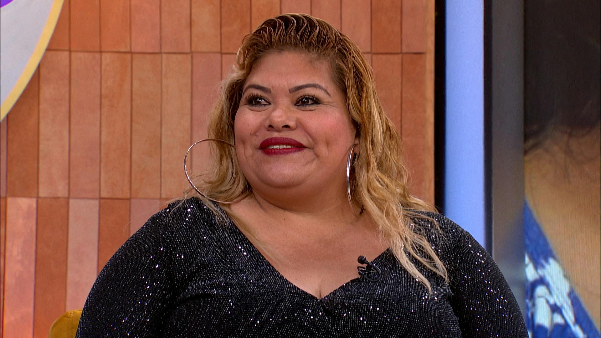 ¡Claudia no tiene la culpa de que la busquen para desahogarse... en la madrugada y con una bebida!