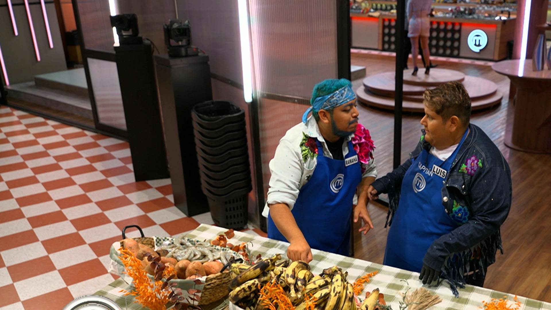 Comienza equipo azul, les dan sus ingredientes para cocinar en este Reto de hoy 