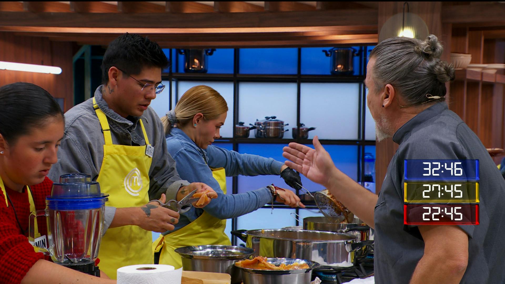 Chef Poncho se acerca al Equipo Armarillo y les recuerda que aún no hay nadie salvado