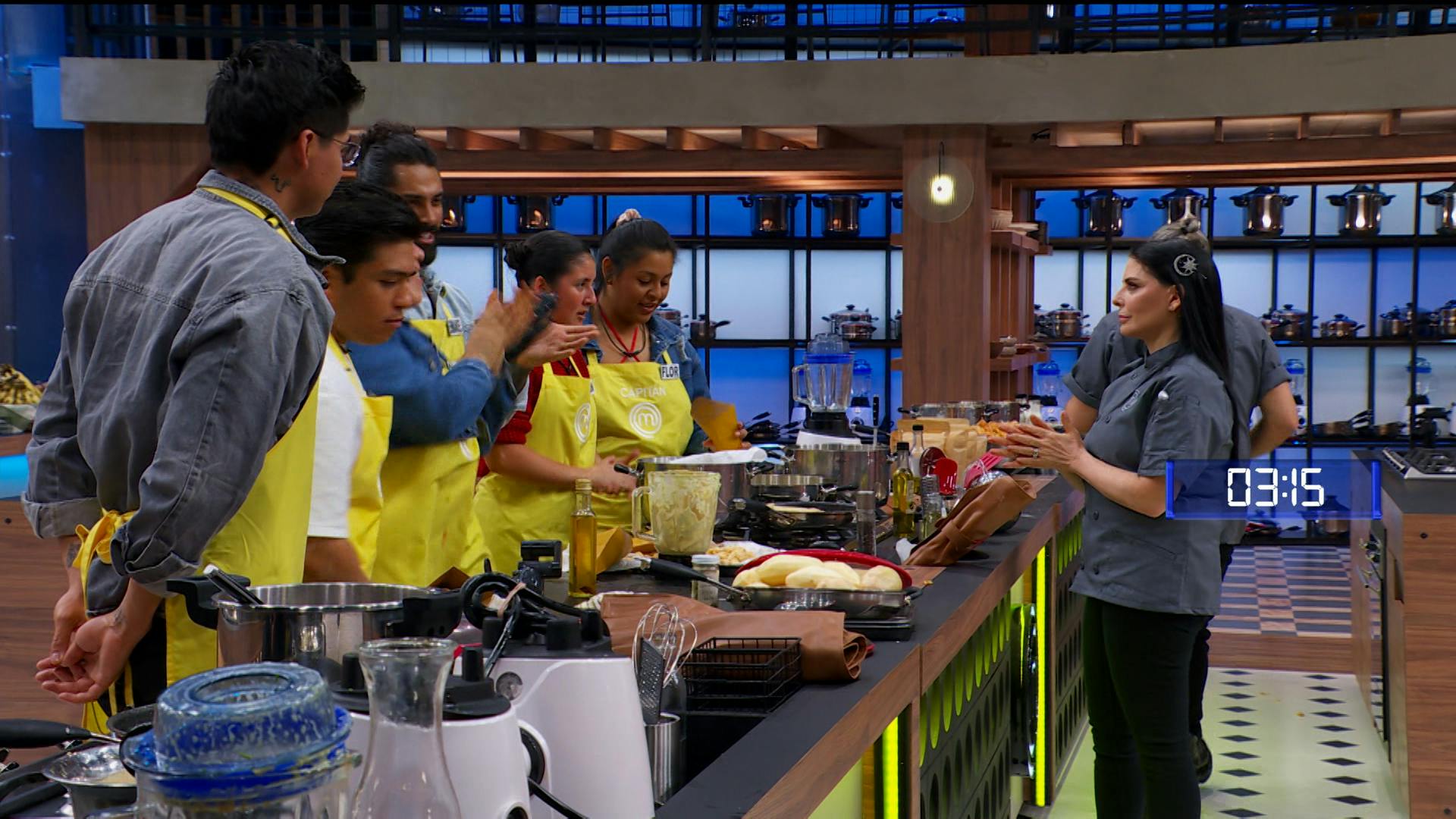 Los jueces califican al equipo amarillo en MasterChef 24/7