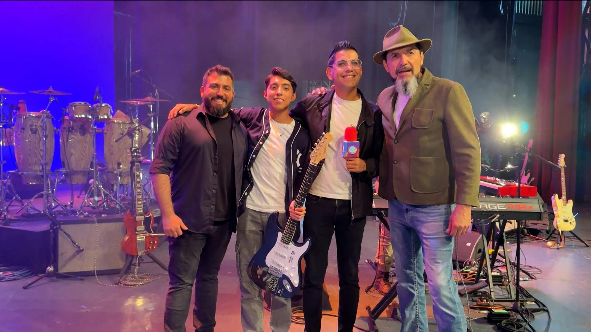 “Cuando trae una guitarra está cerca de Dios”, Así entregó Reyli Barba su guitarra autografiada