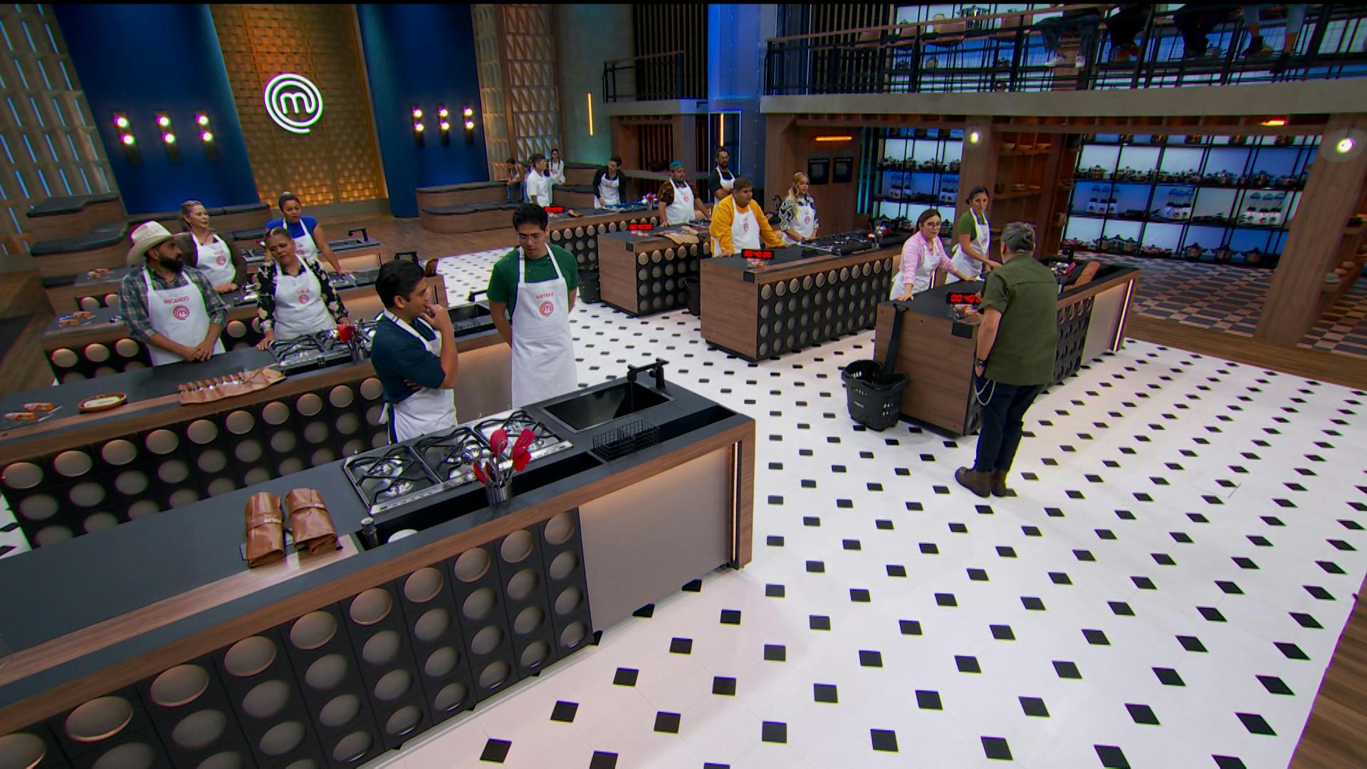 Chefs dan recomendaciones previo al inicio del Reto y da inicio al jueves de Delantales Negros en MasterChef 24/7