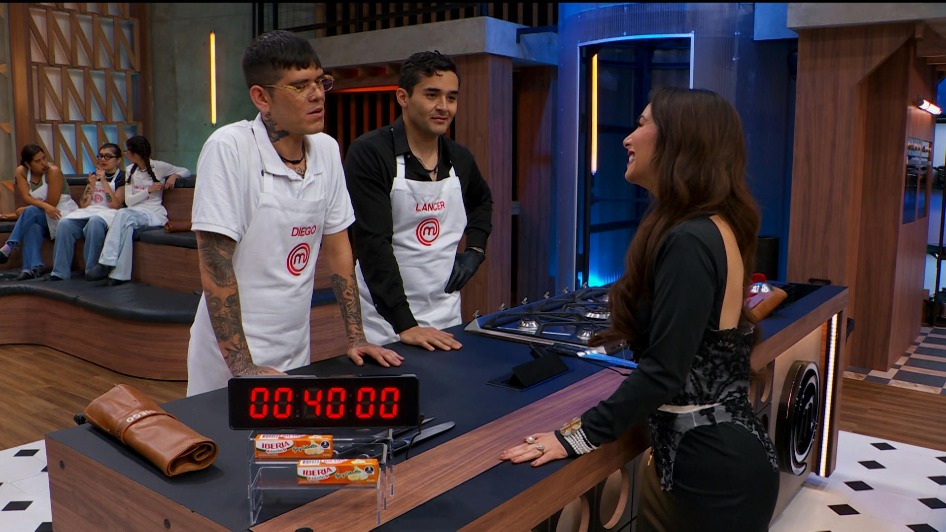 Claudia Lizaldi habla con Lancer sobre los mandiles negros y dan el inicio al Reto de hoy en jueves de Delantales Negros en MasterChef 24/7