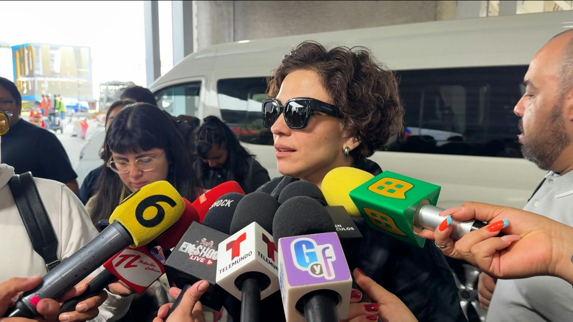 "¡Me sale el animal!”, Mon Laferte explica su incidente en el aeropuerto de Monterrey