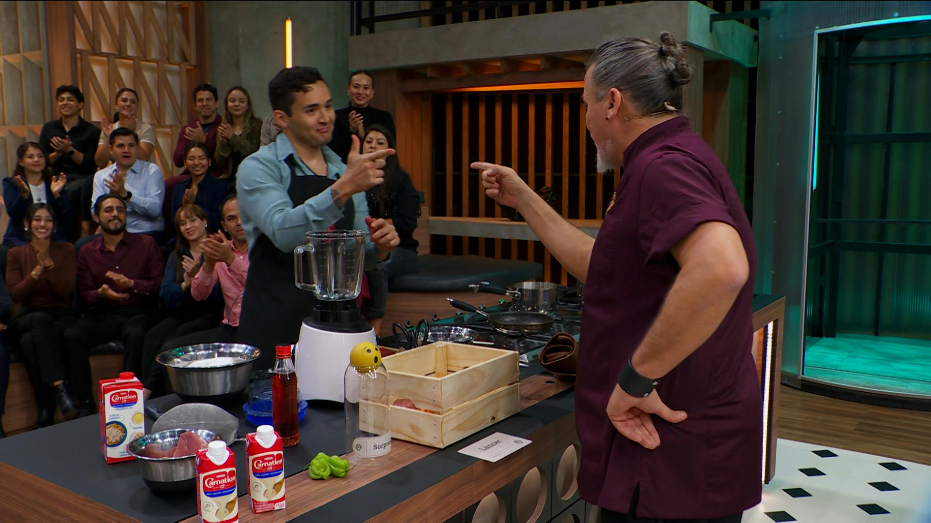 MasterChef 24/7 | Desde el balcón, los cocineros apoyan a sus compañeros con mandil negro en MasterChef 24/7