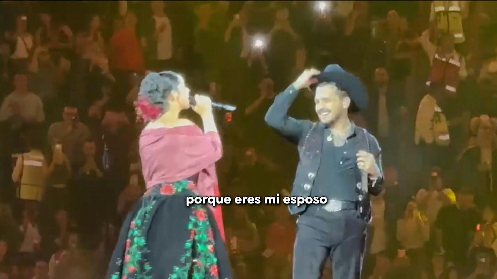 ¡Nodal y Ángela Aguilar se coquetean y el público reacciona!