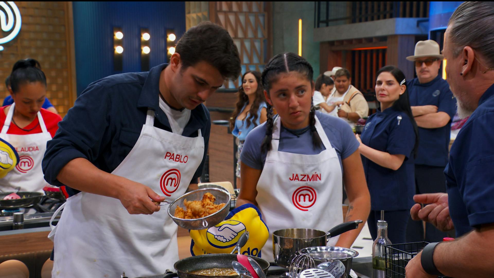 Michelle busca el Pin del Chef para poner orden en MasterChef 24/7 mientras los Cocineros lo dejan todo 
