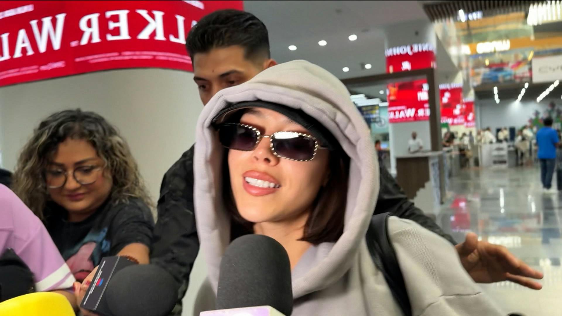 ¡Evadiendo zafarranchos! Danna llegó a la CDMX y soltó detalles de su serie, Belinda y la Selección Mexicana