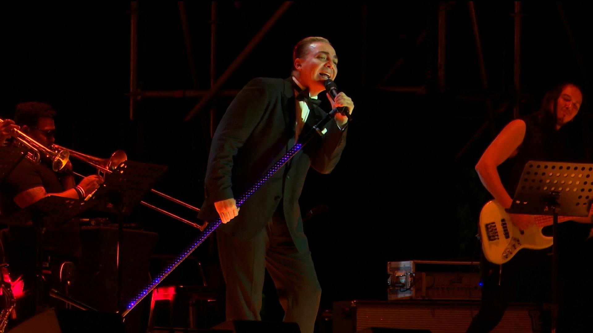 Cristian Castro estrena romance con una fan tras su ruptura con Victoria Kühne