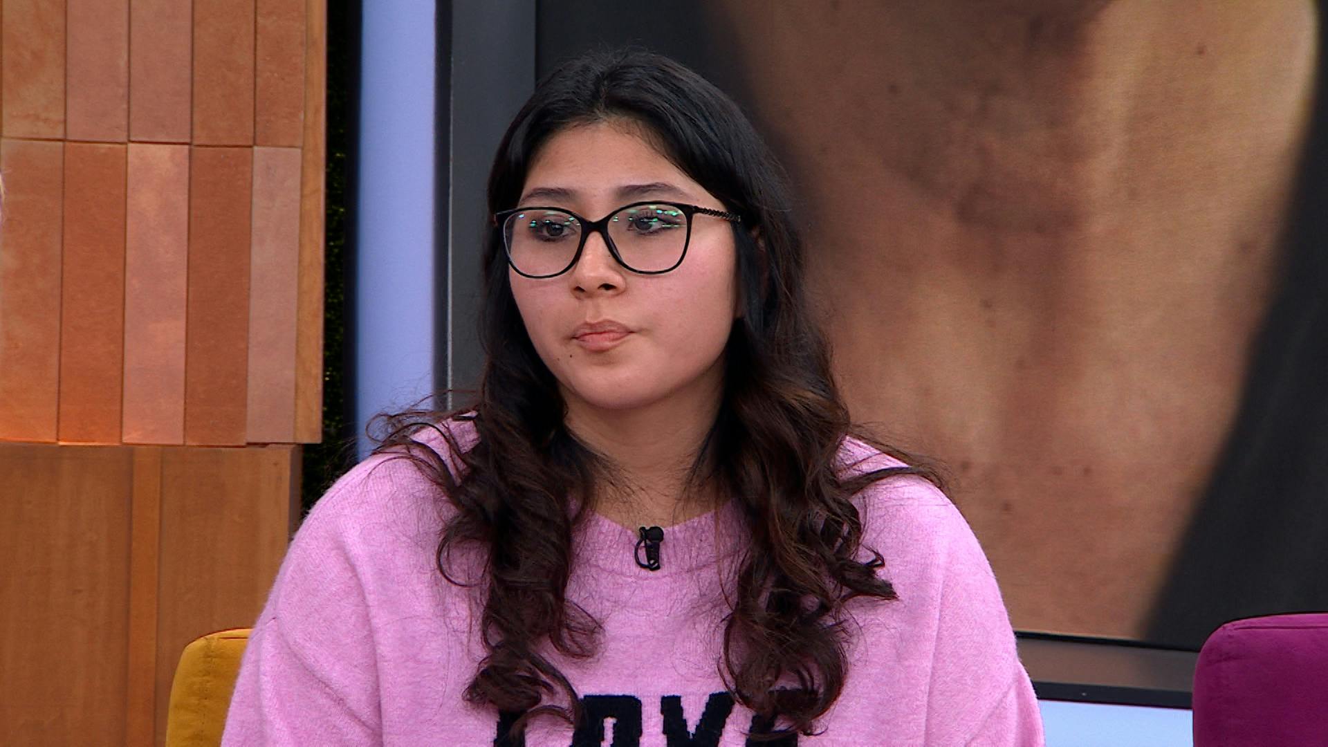 ¡Qué vergüenza! Abril cachó a su mamá besando apasionadamente a otro hombre