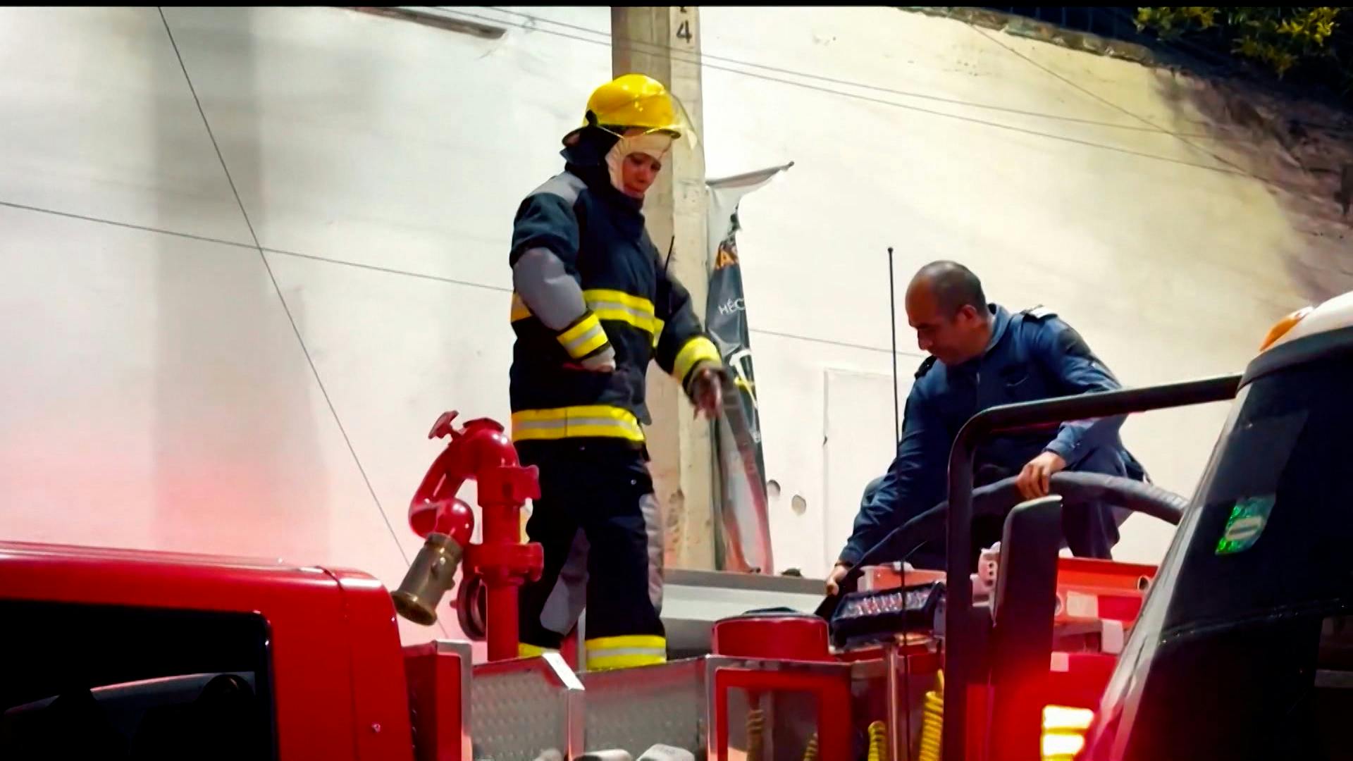 Jorge “El Diablo Becerril " Reporta: Voraz incendio consume bodega en Jamaica: más de tres horas de combate y un bombero intoxicado