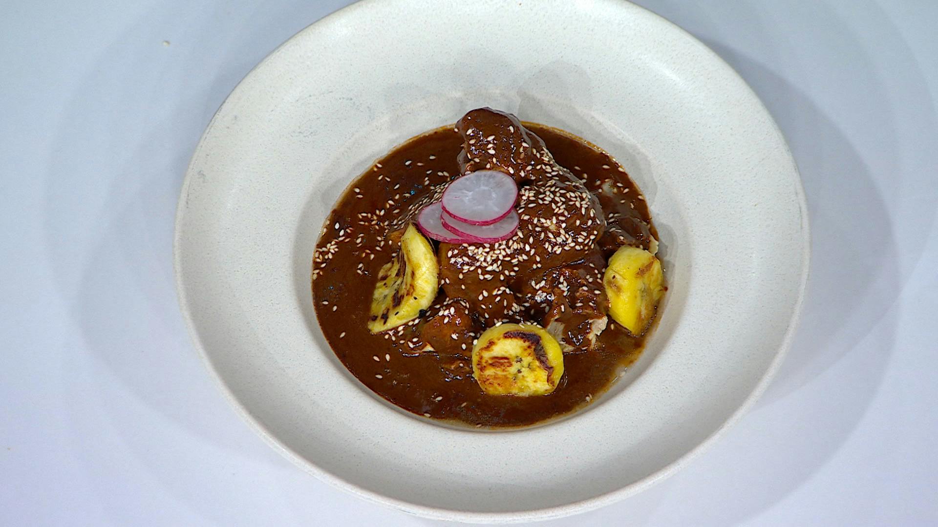 ¡Dale vuelta a lo tradicional! Aprende a preparar pollo con mole de plátano macho: ingredientes y receta paso a paso
