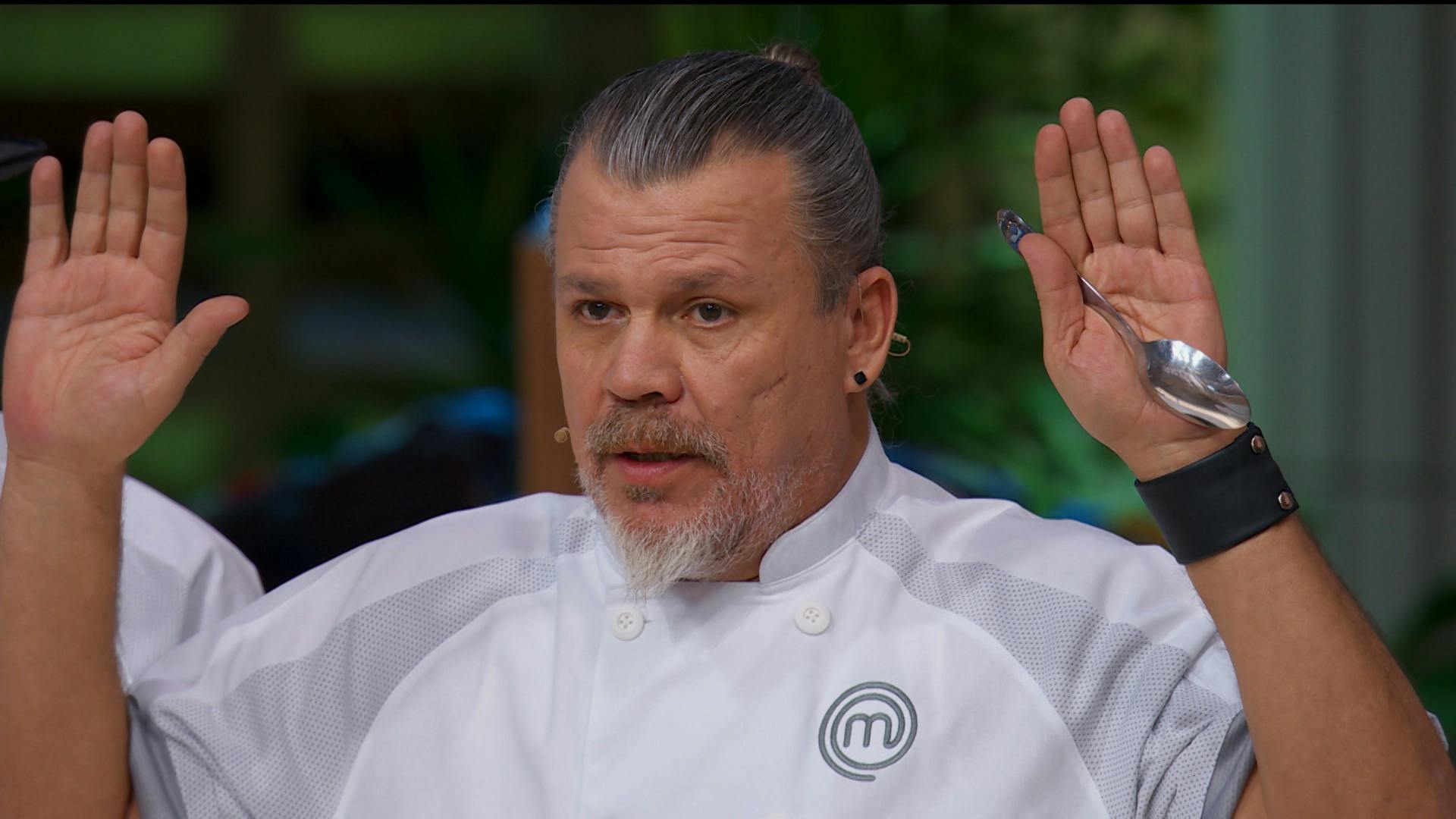 Chefs explican que los Cocineros deben de levantar las manos al finalizar por lo que descalificaron a Lula 