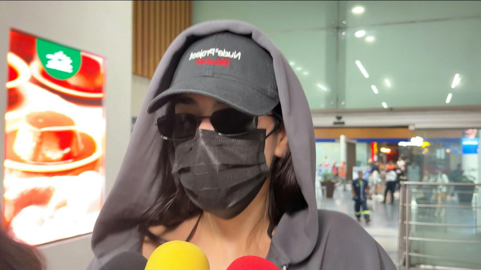 ¡Zafarrancho con caídas y empujones! Esto pasó con Kenia Os en el aeropuerto de la CDMX