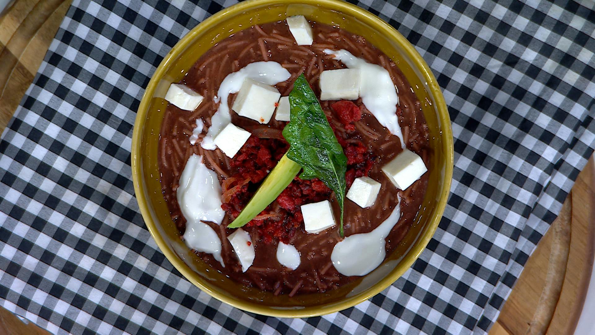 Aprende a preparar sopa de frijol de fideos con chorizo; sorprenderás a toda tu familia