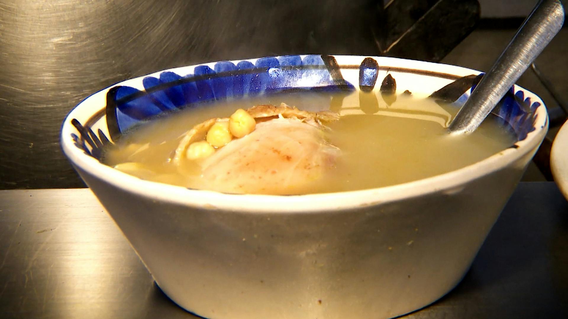 La Pura Sabrosura encuentra los famosos caldos de gallina con tortillas hechas a mano en Puebla