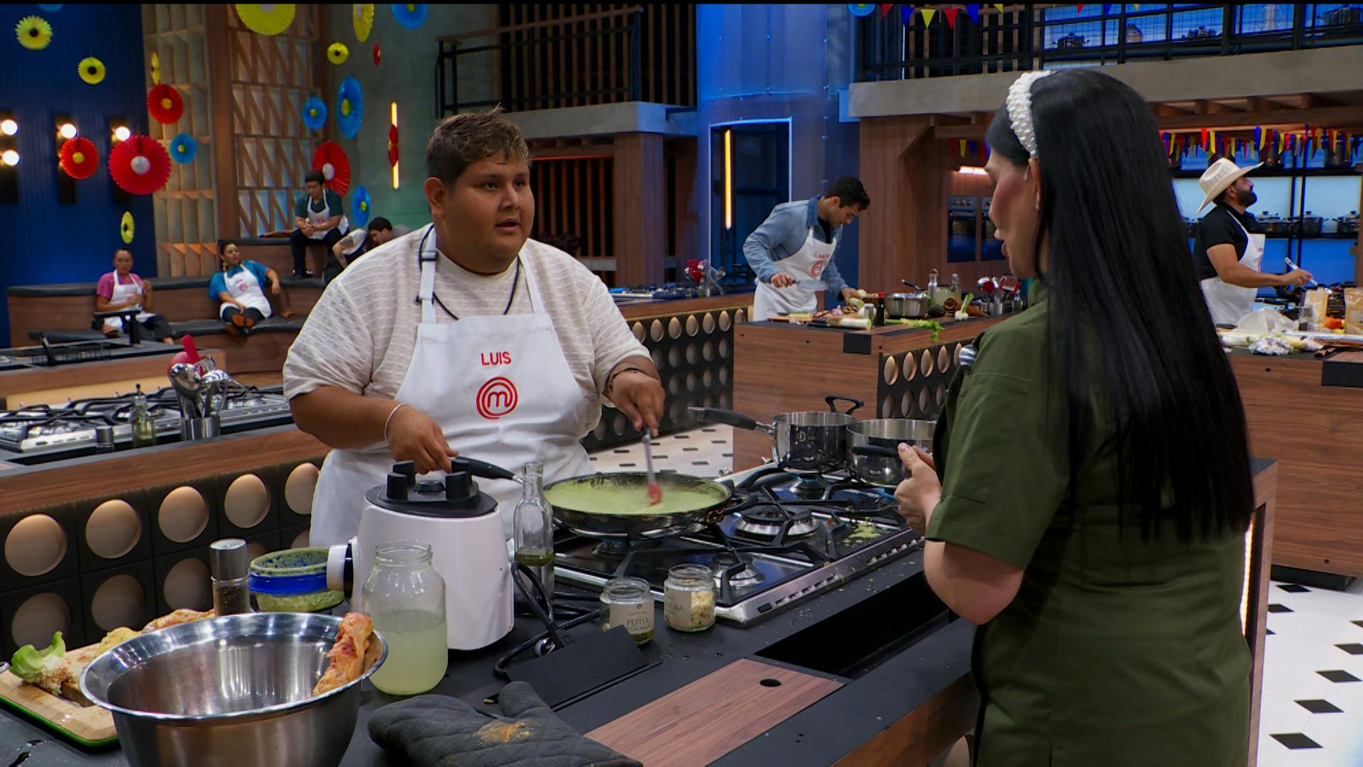 Algunos Chefs hablan con los Cocineros de MasterChef 24/7 sobre sus procesos y técnicas en este jueves de Delantal Negro 
