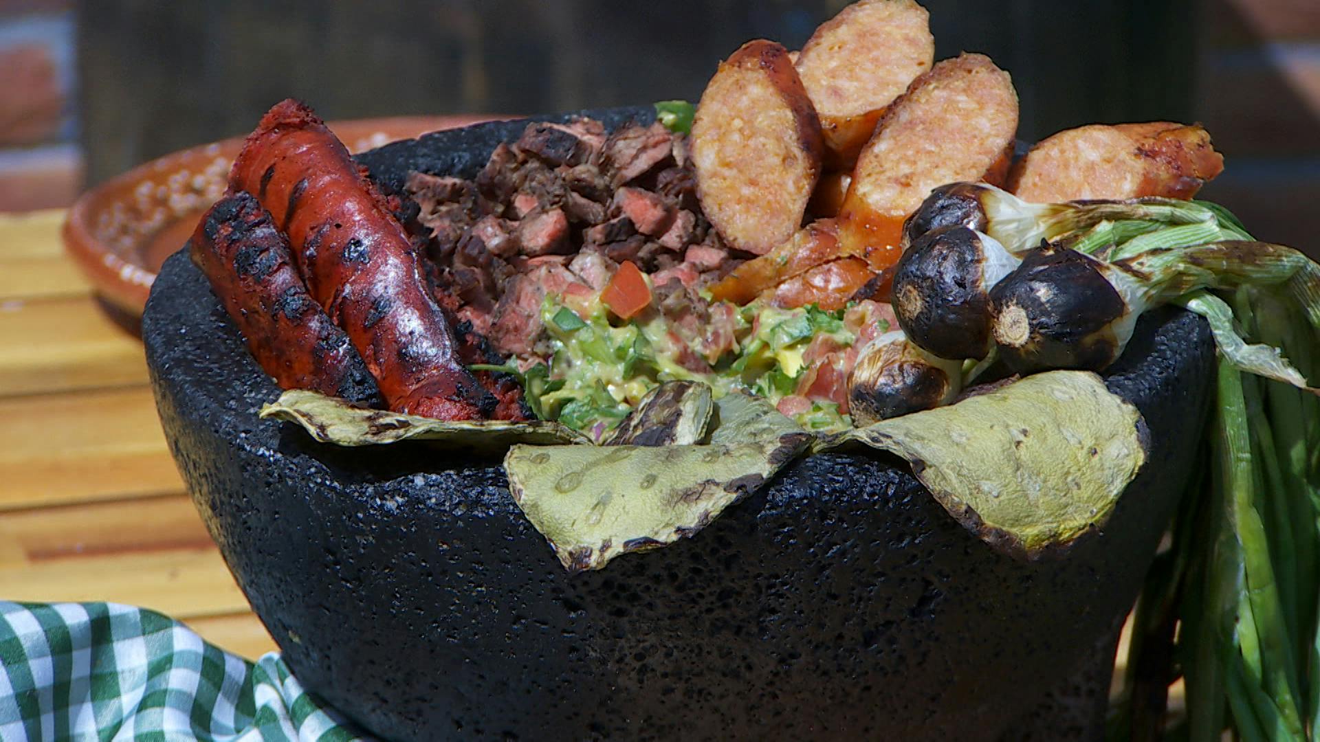 ¡Molcajete botanero con guacamole! El mejor platillo para gozar la fiesta futbolera