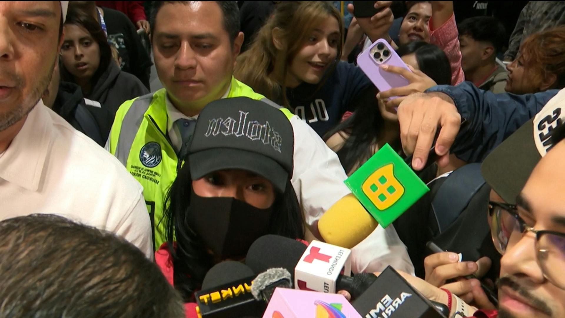 Becky G aterriza en México y causa revuelo en el aeropuerto: “Ustedes me están dando un poco de miedo”