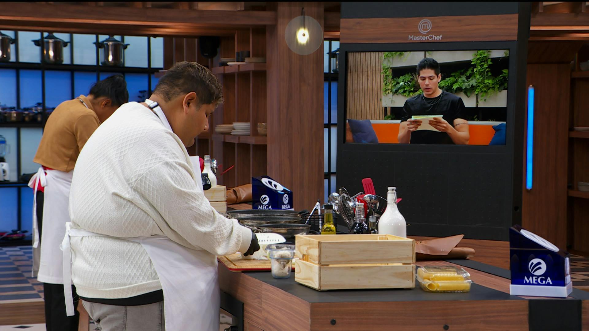 Luis, Claudia y Emmanuel son guiados por Antrax a la hora de preparar canelones en el Reto de Salvación de MasterChef 24/7