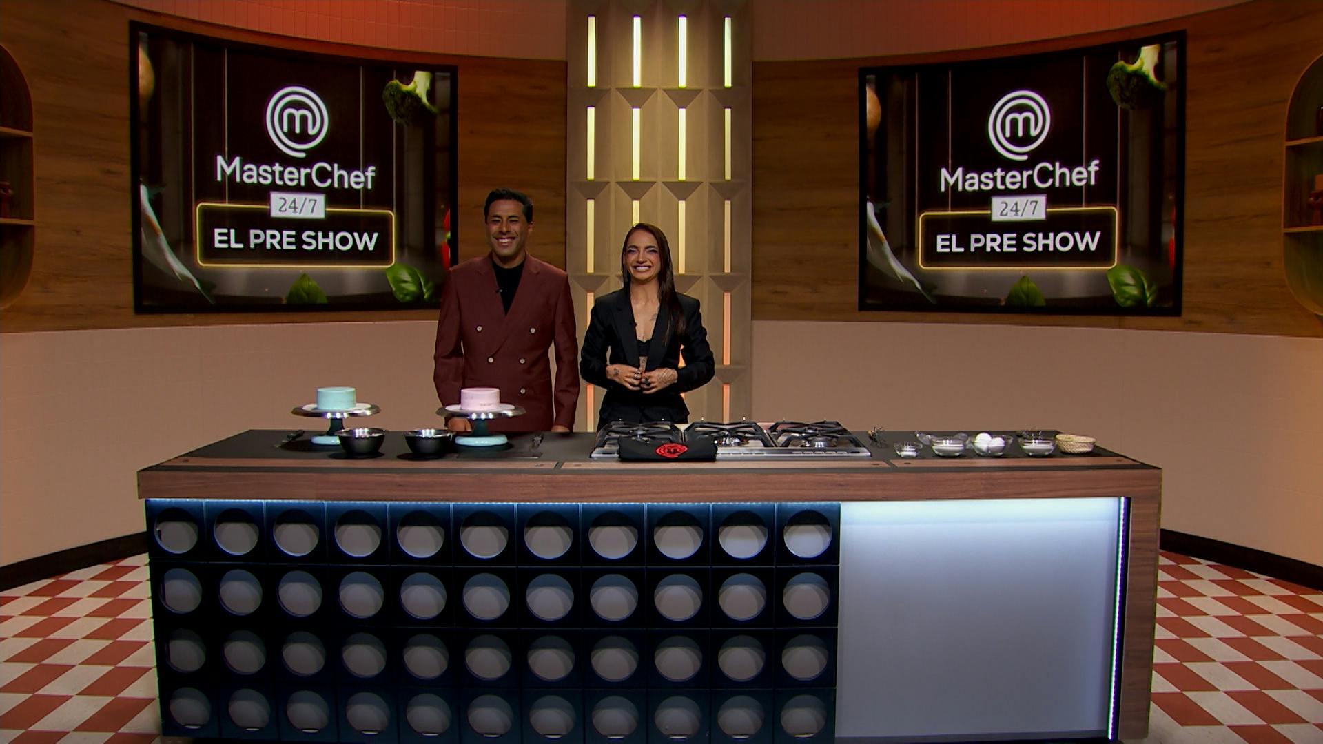 PreShow | La Chef Lili Cuéllar llega al Preshow entre decoración de pasteles y mucho chismecito de MasterChef 24/7