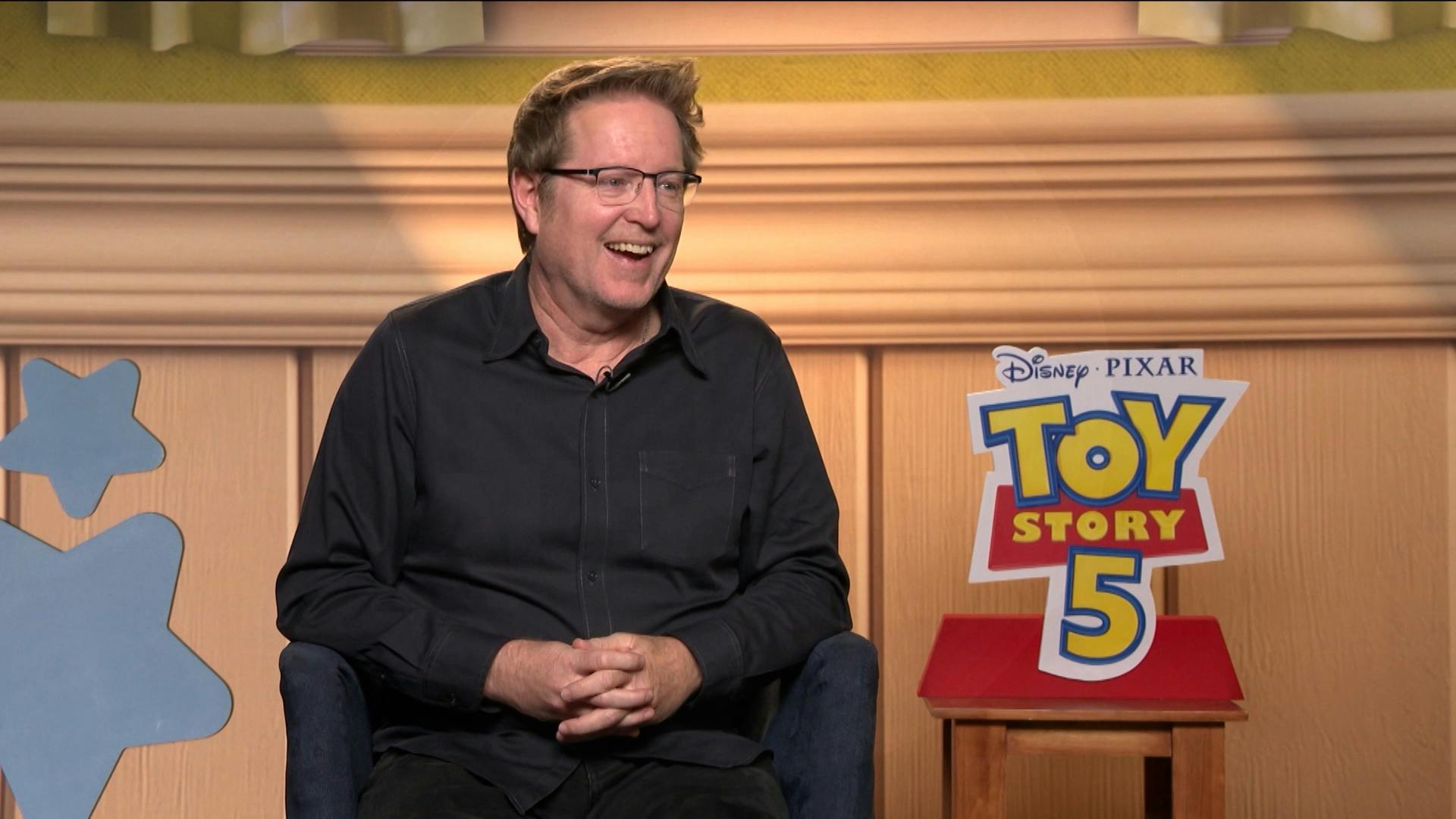 EXCLUSIVA: Andrew Stanton, director de Toy Story 5 habla del trabajo de Bad Bunny y Taylor Swift en la película