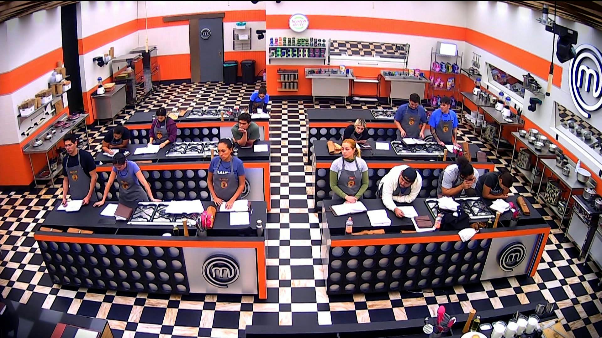 Los cocineros de MasterChef 24/7 fueron castigados por no cumplir con sus libretas de recetas de cocinas