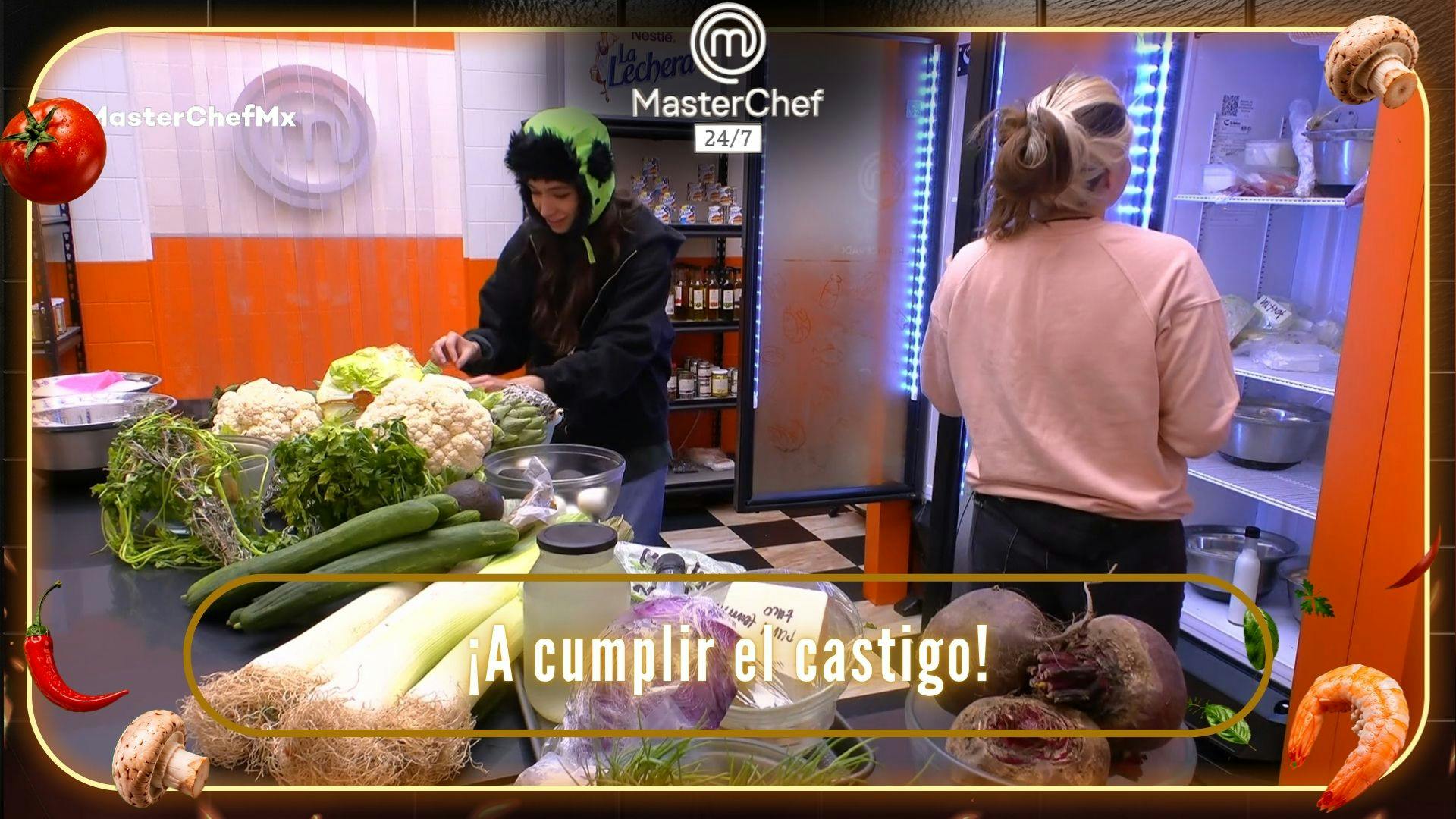 ¡A cumplir el castigo! Michelle y Daniela limpian los refrigeradores de la cocina oculta de MasterChef 24/7 (VIDEO)