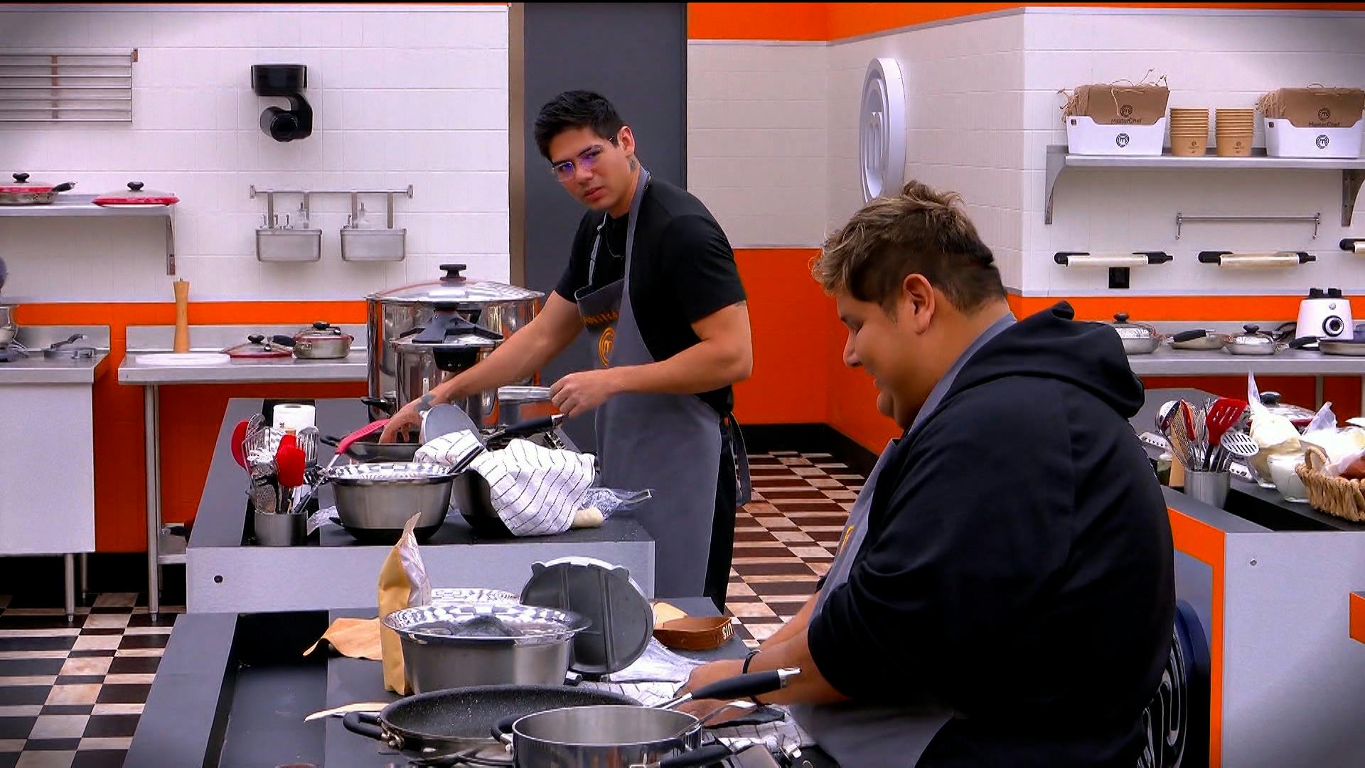 La tensión entre Antrax y Luis continúa creciendo en MasterChef 24/7, más en estos días en que ambos deben preparar el desayuno, ¿Quién tiene la razón? 