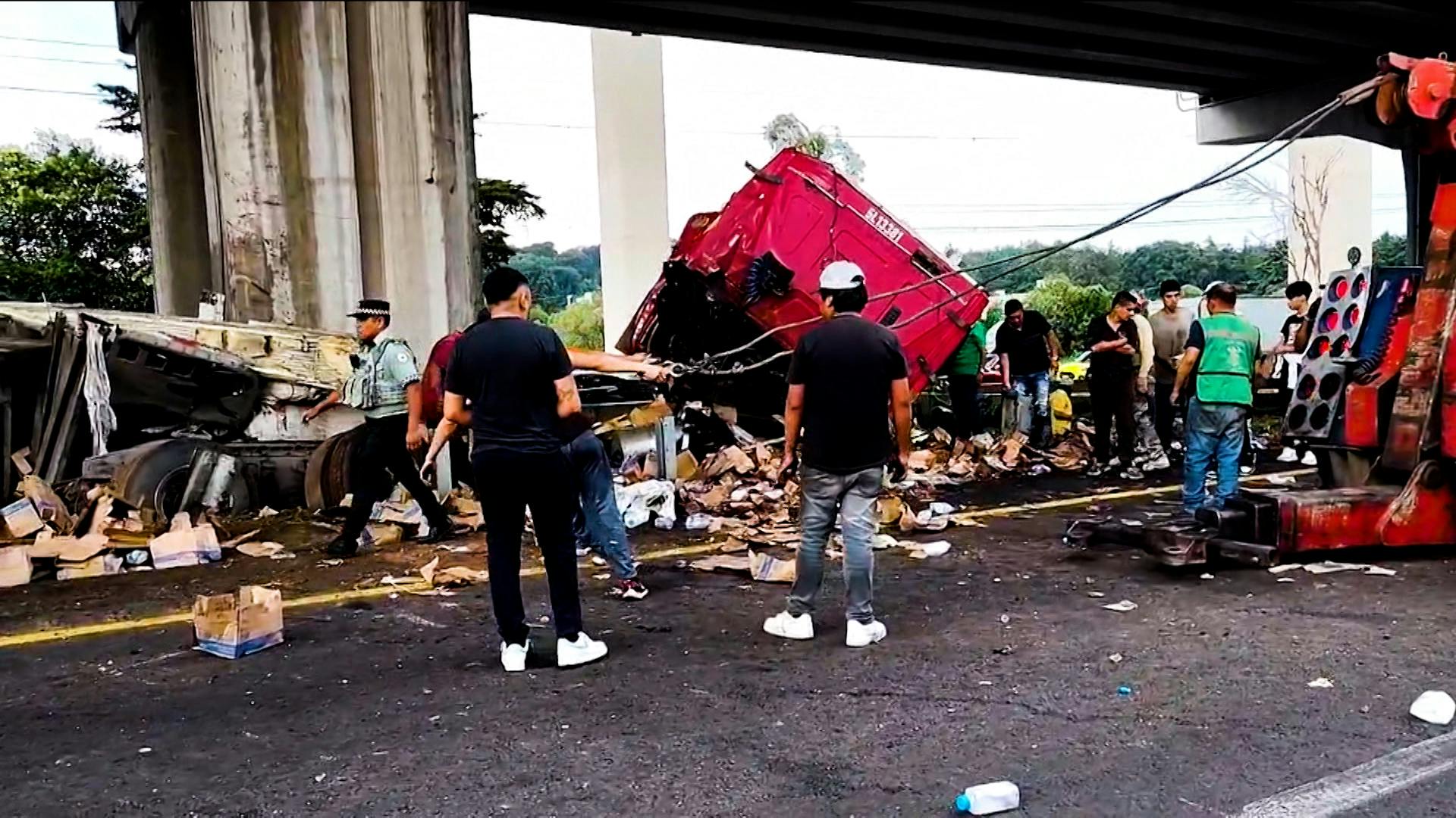 Jorge “El Diablo Becerril” reporta: Volcadura en la México-Toluca provoca caos vial y movilización de la Guardia Nacional