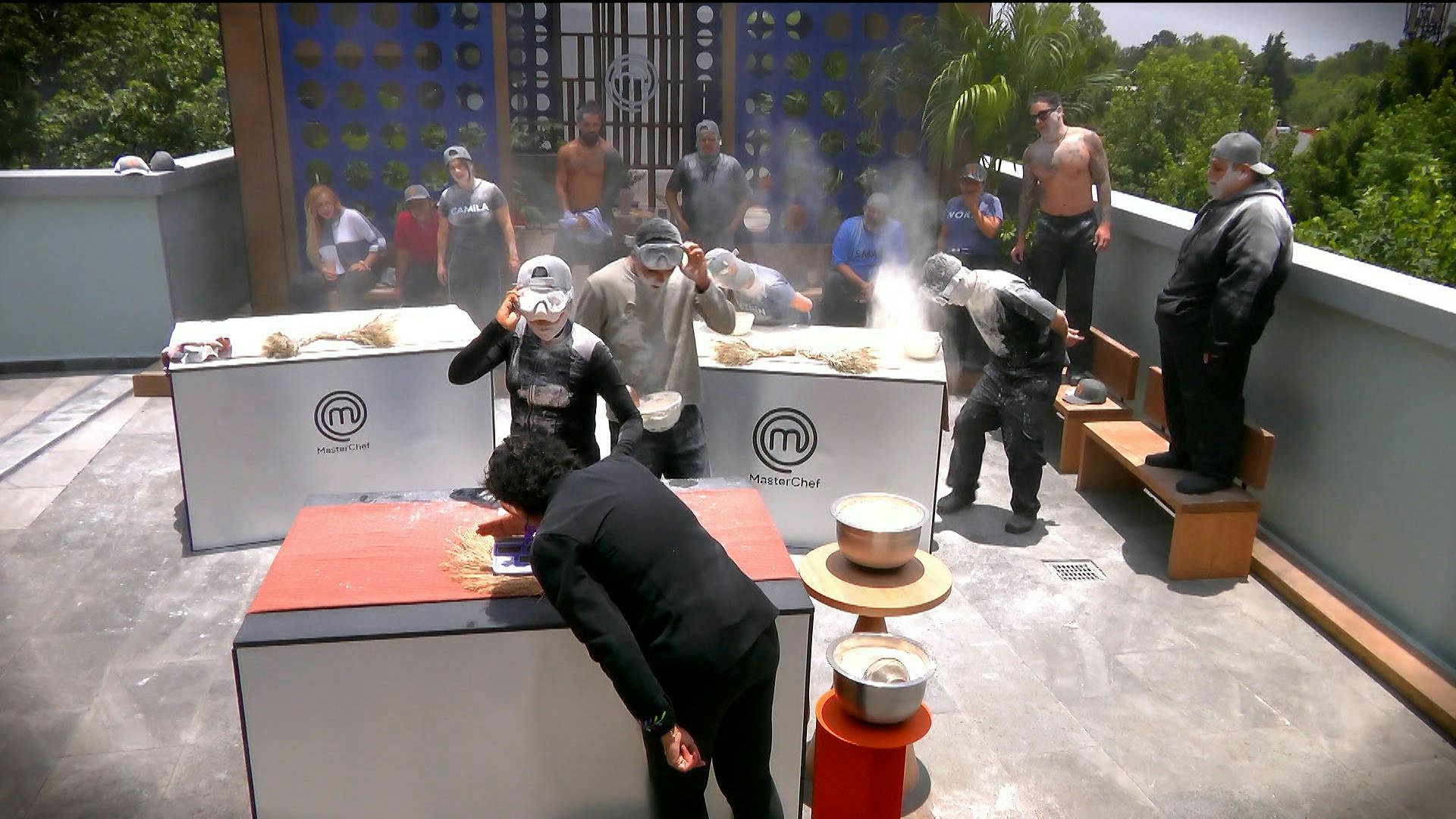 ¡Sopló la harina! Emmanuel conquistó el Reto Express de este jueves en MasterChef 24/7