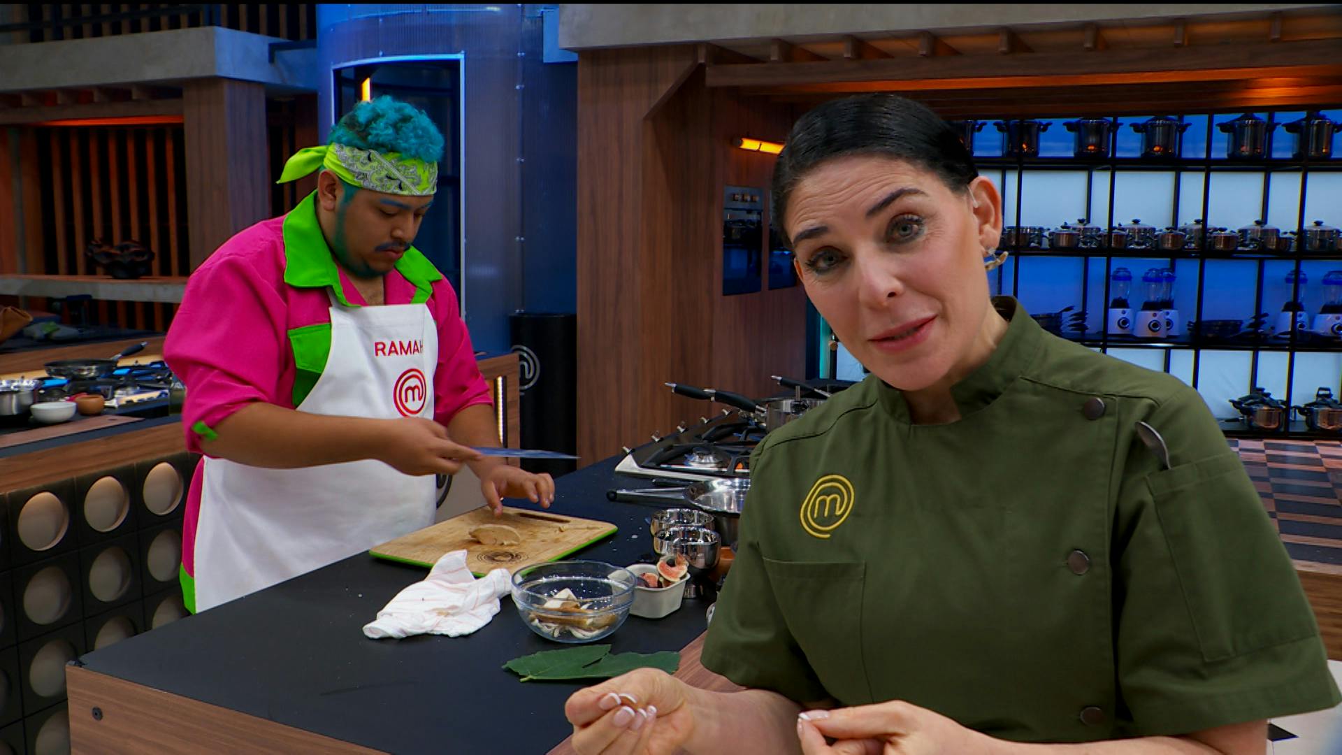 El Chef Adrián, Poncho y Zehie hablan sobre cómo los Cocineros han llevado el reto del jueves del Delantal Negro en MasterChef 24/7